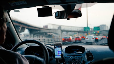 Inferencia selectiva consciente del riesgo para monitoreo de conductores