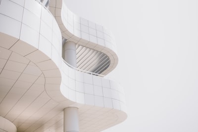 ¿Cómo puede la evaluación y rediseño de la arquitectura de software ayudar a mi empresa?