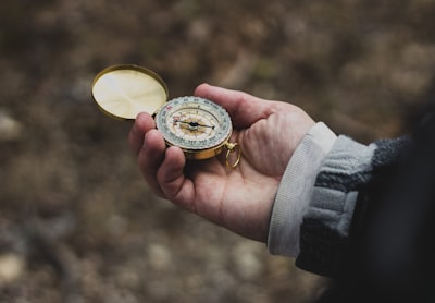 ¿Cómo se verifica y se selecciona a un socio oficial de desarrollo por horas y tokens?
