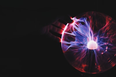 Análisis de energía libre y teoría de juegos en la sinergia de atención de LLMs