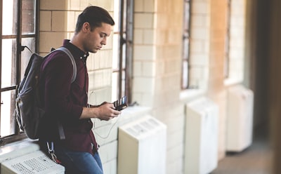 Portal estudiantil con notificaciones inteligentes: guía 2026