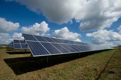 Red adaptativa por pasos con fusión multimodal para predicción solar