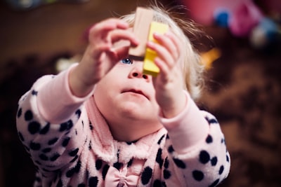 Forjando robustez perceptual mediante aprendizaje adversarial