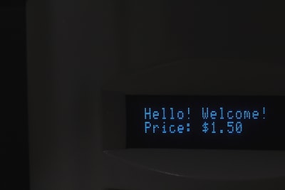 ¿Con qué frecuencia se actualizan los anuncios automatizados de IA para seguridad?