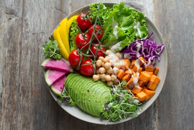Cómo los VLMs fallan en estimación de masa y consejos dietéticos