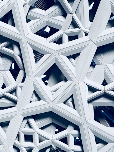 Base geométrica para descubrimiento científico e inteligencia emergente