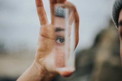 MirrorCheck: Defensa adversarial eficiente para modelos de visión y lenguaje