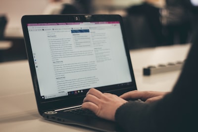 Herramientas de IA y expertos humanos para trabajos universitarios