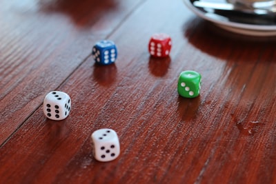 Control de Juegos Monótonos Desconocidos