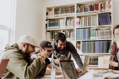 Beneficios culturales de un portal de calificaciones y tutoriales