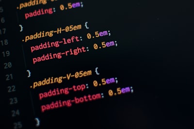 ¿Incluye personalización de paneles de control o informes?