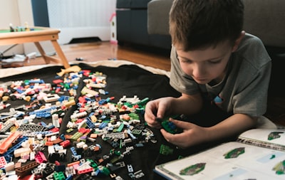 Explorando Construcciones Alternativas de LEGO con Restricciones de Piezas