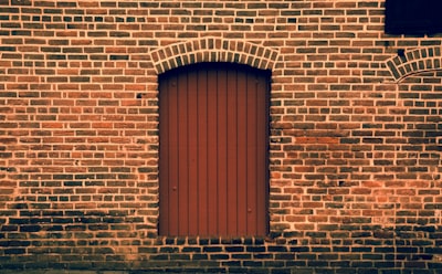 Comparando los Usos Beneficiosos de las Puertas Traseras en LLMs