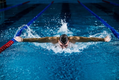 Aprendizaje de natación con imitación de un solo ejemplo