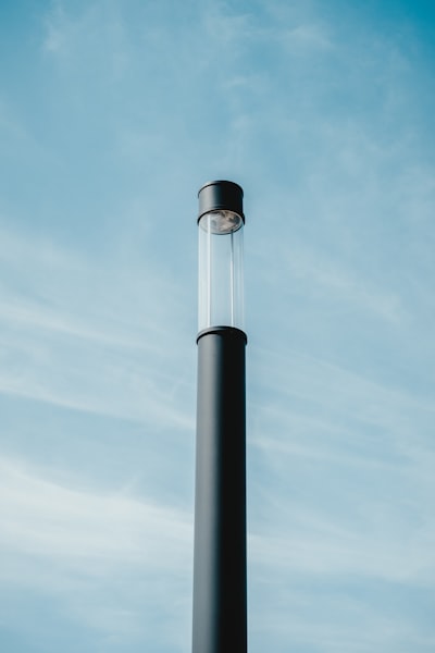 Ilumina tu jardín con esta farola inteligente con descuento