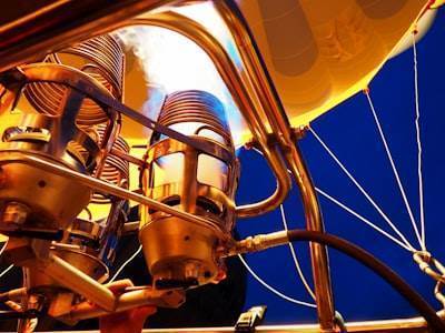 Mantenimiento autónomo de relevos orbitales de Tritón con mapeo hiperdimensional