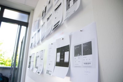 Exploring Efficient Design Space Exploration in Samples through Algorithm Selection Based on Learning