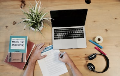 El playbook de los influencers financieros: afiliados, cursos y suscripciones