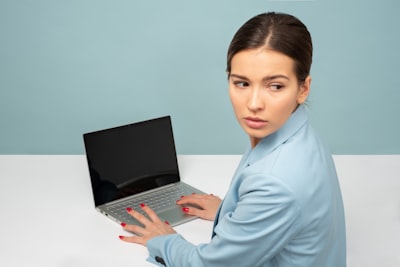 Contrata un empleado de IA para la oficina trasera y predice tendencias empresariales
