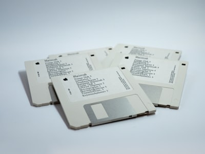 Cómo unas tijeras duplicaron el almacenamiento de tu disquete en 1992