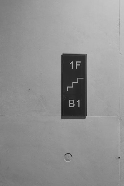 Ajuste fino federado descentralizado multi-tarea con restricciones energéticas en IoV de borde