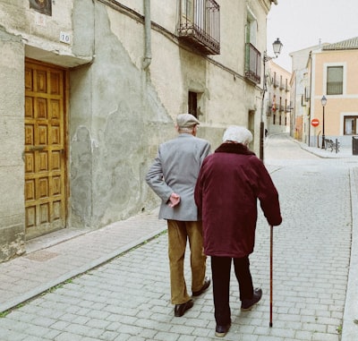 Narrativas personalizadas para adultos mayores con argumentación y minería de argumentos en LLM