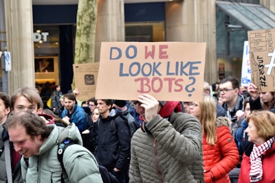 Enjambres de bots de IA ponen en peligro la democracia