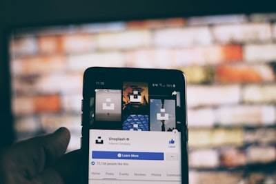"Mejorar la experiencia de videos en Facebook con recomendaciones inteligentes y interacciones sociales"