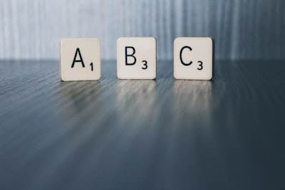 Evaluación del sesgo de asociación de atributos en recomendaciones de factores latentes