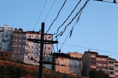 Inferencia de IA como demanda eléctrica reubicable: geografía y latencia
