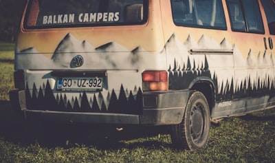 Cómo crear una furgoneta camper con fibra de vidrio compuesta