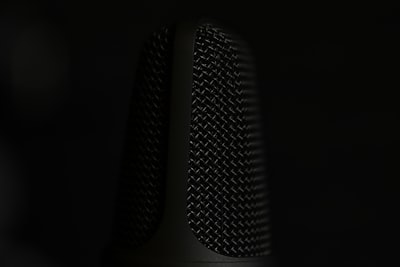 ¿Cómo personalizar los agentes de voz de IA para satisfacer mis necesidades comerciales?