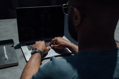 ¿Con qué frecuencia se actualiza la creación de anuncios de IA para la seguridad?