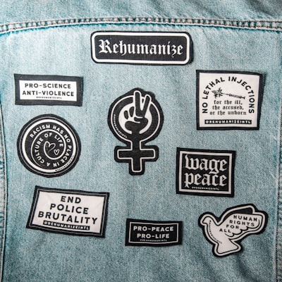 Cómo colocar parches en una chaqueta de Letterman