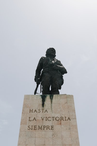 VaCoAl: memoria álgebro-determinista que une silicio e hipocampo para Vector-HaSH y TEM