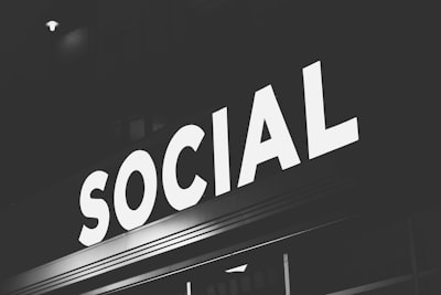 Atribución de datos para descubrir el origen del razonamiento social