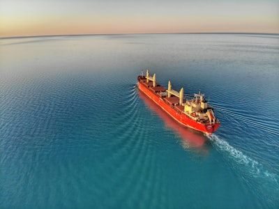 LLMs con verificación mejoran la predicción de rutas navales