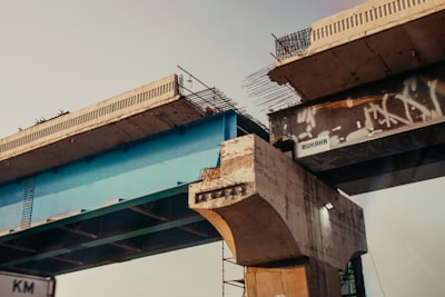 Autoencoder variacional con física para detección de daños en puentes