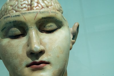 Emulando la cognición clínica mediante la auto-evolución investigativa