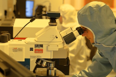 Variables ocultas en la investigación sobre el rendimiento de bases de datos y kernels