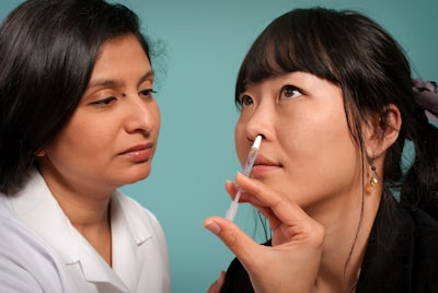 ¿Cómo calculan los LLMs la confianza verbal?