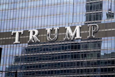 Trump paga a desarrolladores eólicos para que renuncien y respalden combustibles fósiles