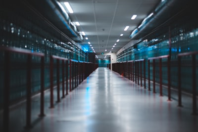 Automatización e IA para intranets de fábricas distribuidas