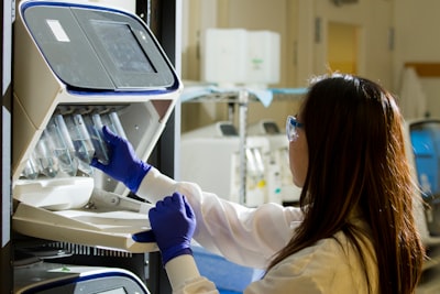 Estandarización de modelos biomoleculares con MultiMolecule