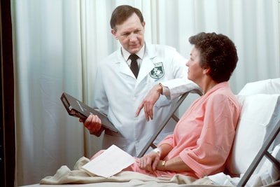 Agentificación de pacientes en LLMs usando el modelo del mundo clínico