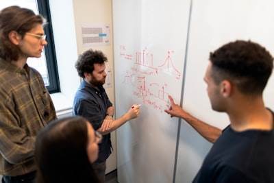 Cómo los agentes de exploración aprenden estrategias inteligentes