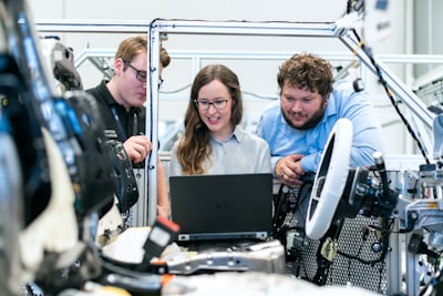 Recortes en ventas y apuesta por ingenieros: la estrategia de IA de Microsoft