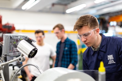 Estudiantes de ingeniería y LLMs: entre el oráculo y el tutor