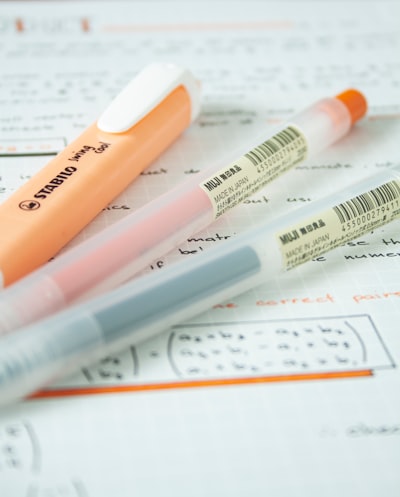 Verificación formal y explicación de políticas de tratamiento de sepsis con COOL-MC