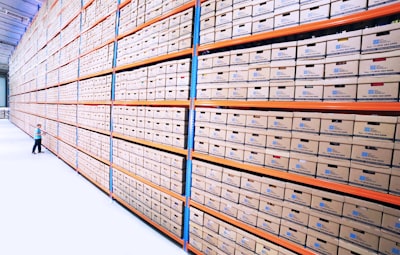 How the data warehouse modernization service ensures data accuracy?